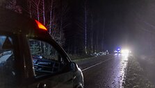 Policijos stabdomas BMW nestojo &ndash; nulėkė nuo kelio ir trenkėsi į medį: žuvo jaunas vairuotojas