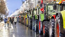 Ūkininkų protesto i&scaron;vakarėse Gedimino prospekte i&scaron;rikiuota žemės ūkio technika