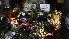Žmonės rinkosi prie KGB muziejaus pagerbti Aleksejaus Navalno