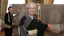 Meistrės i&scaron; Japonijos lietuviams pristato tradicinio meno kūrinius.