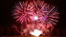 Festivalyje varžėsi trys pirotechnikoų komandos i&scaron; užsienio, pasirodymą surengė ir lietuvių fekerverkų įmonė &bdquo;Blikas&ldquo;. Garsiausias savo dainas renginyje atliko M.Mikutavičius.