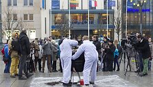 Protestuodama prie&scaron; kailių pramonės žiaurumą Milda paaukojo savo plaukus.