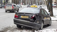 Taksi ir policijos automobilių avarija.