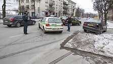 Taksi ir policijos automobilių avarija.