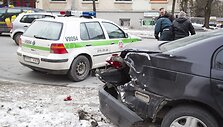 Taksi ir policijos automobilių avarija.
