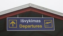Mažiausiai keturi lėktuvai, turėję nusileisti Vilniuje naktį i&scaron; &scaron;e&scaron;tadienio į sekmadienį arba sekmadienio rytą, buvo nukreipti ir leidosi kituose &scaron;alies oro uostuose.