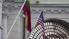 JAV viceprezidentas Joe Bidenas atvyko į Lietuvos prezidentūrą susitikti su Dalia Grybauskaite. 