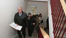 Vilniaus miesto savivaldybė baigia i&scaron;dalinti visus savo turimus socialinius butus: pirmadienio popietę butų raktai įteikti 5 socialiai remtinoms &scaron;eimoms ir vienai tremtinei.