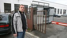 Atvažiavęs atsiimti praėjusią savaitę Prezidentūros kanceliarijos aukcione nusipirktos prekės, vilnietis Tomas susidūrė su nemalonia situacija: prezidentūros garažo vartų sargas sunkiais metaliniais vartais prispaudė ir sulankstė jo automobilį.