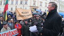 Ketvirtadienio popietę sostinėje, prie prezidentūros esančioje S.Daukanto aik&scaron;tėje vyko pensininkų ir neįgaliųjų &bdquo;Vilties mitingas&ldquo;. Jame reikalauta nemažinti socialinių i&scaron;mokų labiausiai pažeidžiamiems visuomenės sluoksniams.