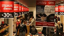 Prekybos ir laisvalaikio centre "Ozas" surengtas naktinis i&scaron;pardavimas didelio vilniečių ir miesto svečių dėmesio nesulaukė. Jų buvo vos &scaron;iek tiek daugiau nei įprastą dieną.