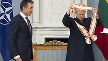 Dalia Grybauskaitė apdovanojo Andersą Foghą Rasmusseną.