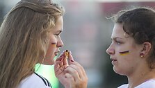 Futbolo gerbėjai stebi finalo rungtynes.