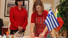 Lapkričio 29 dieną Vilniuje septintą kartą įvyks Tarptautinė kalėdinė labdaros mugė, kurioje dalyvaus 27 pasaulio &scaron;alių atstovai ir pristatys kalėdinius papuo&scaron;imus, saldumynus. Mugės metu veiks ir loterija.