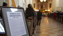 Ra&scaron;ytojas Romualdas Granauskas i&scaron;lydėtas į paskutinę kelionę.