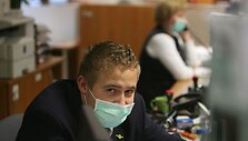  Visi interesantų aptarnavimo skyriuje dirbantys specialistai pasislėpė po medicinėmis kaukėmis.