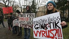 Trečiadienį sostinėje, prie paminklo ra&scaron;ytojai Žemaitei vyko teatralizuota akcija, skirta tarptautinei kovos su smurtu prie&scaron; moteris dienai paminėti.