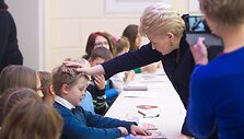 Prezidentė Dalia Grybauskaitė lankėsi &bdquo;Knygų Kalėdų&ldquo; kūrybinėse dirbtuvėse