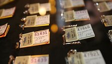 Antradienio vakarą sostinės centre duris atvėrė atsinaujinusi bene seniausia Lietuvos juvelyrinių dirbinių parduotuvė &bdquo;Vilniaus eglė&ldquo;, kuri savo veiklą pradėjo dar 1946 metais.