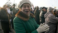 &Scaron;e&scaron;tadienį prie Vilniaus koncertų ir sporto rūmų susirinko mitinguotojai, reikalaujantys panaikinti, jų manymu, Lietuvoje įsigalėjusią oligarchiją.