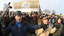 &Scaron;e&scaron;tadienį prie Vilniaus koncertų ir sporto rūmų susirinko mitinguotojai, reikalaujantys panaikinti, jų manymu, Lietuvoje įsigalėjusią oligarchiją.
