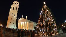 &Scaron;e&scaron;tadienio vakarą Vilniuje &scaron;imtais &scaron;vieselių sužibo Kalėdų eglės Rotu&scaron;ės ir Katedros aik&scaron;tėse. 2009 m.