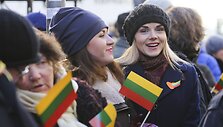 Vasario 16-osios minėjimas prie Lietuvos nepriklausomybės signatarų namų