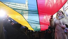 Vasario 16-osios minėjimas prie Lietuvos nepriklausomybės signatarų namų