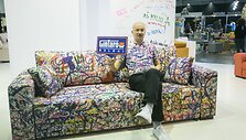 Aleksandras Pogrebnojus pristatytė i&scaron;skirtinio dizaino sofą