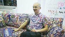 Aleksandras Pogrebnojus pristatytė i&scaron;skirtinio dizaino sofą