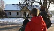Vaikai prie mokyklos