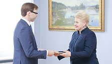 Dalia Grybauskaitė įteikė skiriamuosius ra&scaron;tus Rolandui Kri&scaron;čiūnui