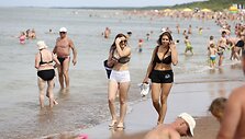 Atsipalaidavę Palangos poilsiautojai lepinasi ir saule, ir jūra.