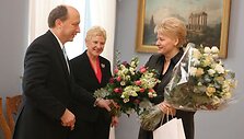 Prezidentę su 54-uoju gimtadieniu pasveikinę A.Kubilius ir I.Degutienė įteikė gėlių puok&scaron;tes bei knygą. 