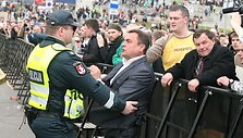 Seimo nariai veržiasi pro policininkus