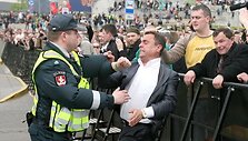 Seimo nariai veržiasi pro policininkus