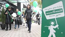Vilniaus &bdquo;15min&ldquo; komanda 5-ojo gimtadienio proga dalijo laikra&scaron;čius, saldainius ir &scaron;ypsenas.