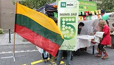 Vilniaus &bdquo;15min&ldquo; komanda 5-ojo gimtadienio proga dalijo laikra&scaron;čius, saldainius ir &scaron;ypsenas.