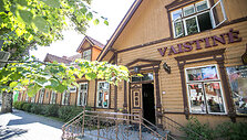 Senosios vaistinės palėpėje &scaron;eimininkauja vasarą Palangoje uždarbiaujantis jaunimas.
