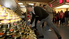 Garsūs televizijos veidai ragino žmones negailėti ir aukoti maisto produktus jų stokojantiems