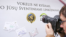 Vinco Kudirkos aik&scaron;tėje prie Vyriausybės įvyko vie&scaron;a akcija &bdquo;Vokelis ne ky&scaron;iams o Jūsų &scaron;ventiniams linkėjimams&ldquo;