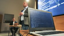 &bdquo;Microsoft Lietuva&ldquo; ir &bdquo;Atea&ldquo; parodė kokios grėsmės tyko vartotojų, bandant į savo kompiuterius įsidiegti nelegalią programinę įrangą.
