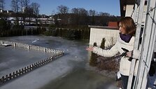 Tvinstančio Vokės upelio užlieti gyventojai pagalbos nesulaukia nei i&scaron; seniūnijos, nei i&scaron; Aplinkos ministerijos pareigūnų.