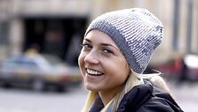 Nuo &scaron;alčio saugančius &scaron;iltus drabužius vilniečiai jau keičia į ry&scaron;kesnius, labiau pastebimus gatvėje.