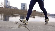Pavakarę nusileidus prie Neries, gali matyti vagoje tarytum netelpantį jos vandenį, stebėti praeivių santykį su upe, mėginti aplenkti upės srovę. 