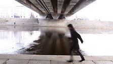 Pavakarę nusileidus prie Neries, gali matyti vagoje tarytum netelpantį jos vandenį, stebėti praeivių santykį su upe, mėginti aplenkti upės srovę. 