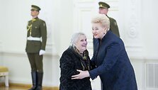 Prezidentė Dalia Grybauskaitė pasveikino ir ordino &bdquo;Už nuopelnus Lietuvai&ldquo; medaliu apdovanojo daugiavaikes motinas
