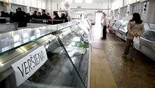 Tu&scaron;ti prekystaliai Vilniaus turguose