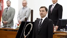 Dvi savaites jau dirbančiam merui Artūrui Zuokui įteiktos mero regalijos. 