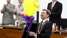 Dvi savaites jau dirbančiam merui Artūrui Zuokui įteiktos mero regalijos. 